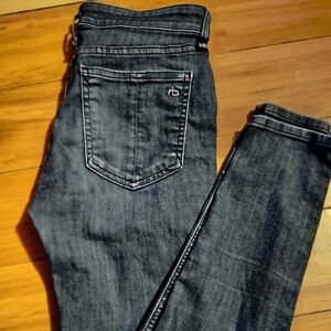 Rag & Bone/JEAN skinny jeans make creating laid-back looks a breeze. Size 25